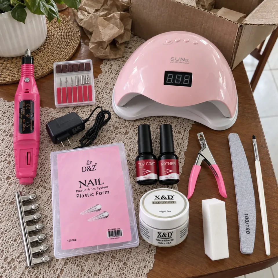 Kit Nailumi em uma bancada de unhas